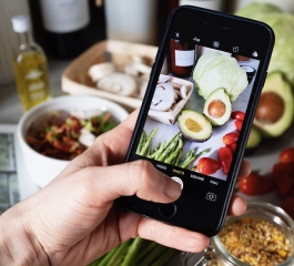 Cooking at Hand: Recipe and Nutrition Apps for Amateur Cooks and Gourmets